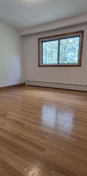 Ville Saint-Laurent: Grand duplex de 5 1/2 disponible à l'étage supérieur. - Photo 1