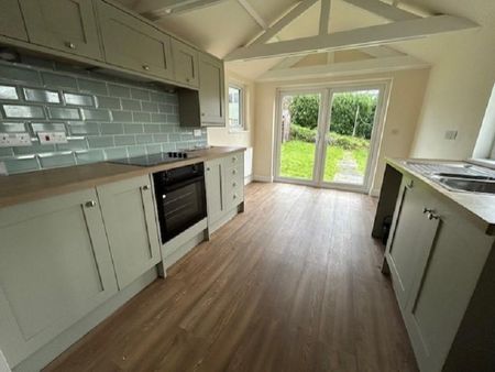 3 bedroom semi-detached house to rent - Photo 5