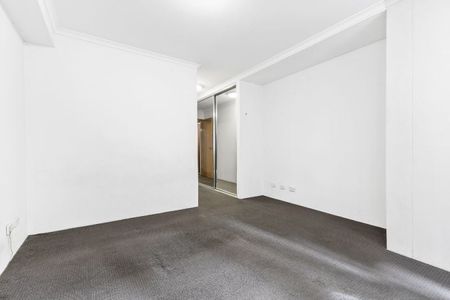 SPACIOUS 2 BEDROOM RESIDENCE IN PYRMONT - Photo 3
