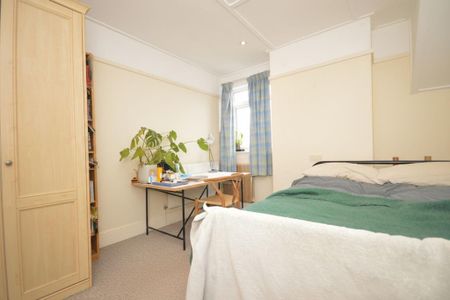 3 bedroom flat to rent - Photo 4