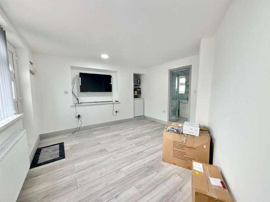 Shaldon Road, Edgware, HA8 - Photo 1