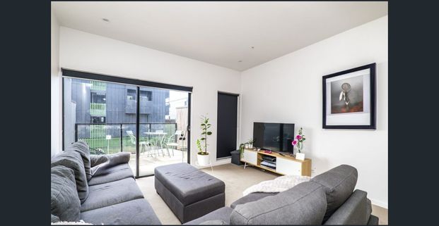 Location Perfect – A Property to Match - Photo 1