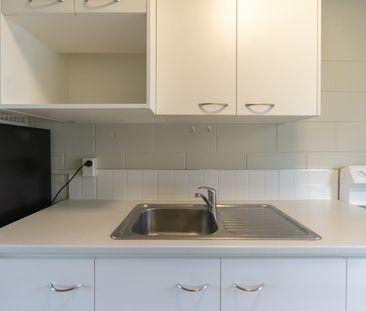 Two Bedroom Unit Close to City Centre - Photo 3