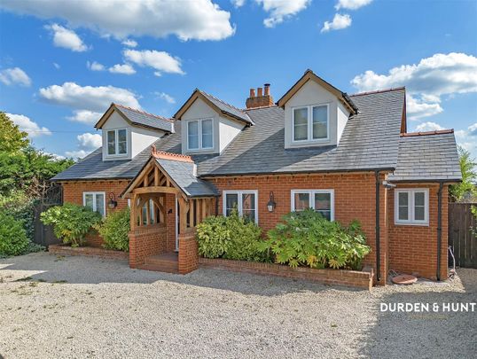 Hamlet Hill, Roydon - Photo 1