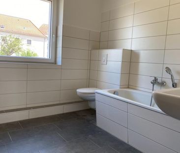 Bei Einzug frisch renoviert + neues Bad + großer Balkon! - Photo 1