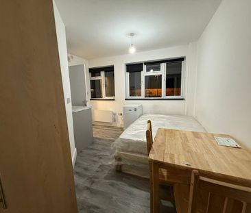 Bedsit close to ilford station-880 - Photo 4