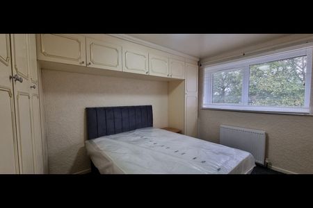 3 Bed Terraced House, Lovell Park View, LS7 - Photo 5