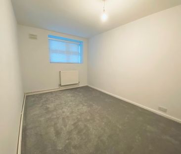 2 Bed Flat, Leamington Park, W3 - Photo 2