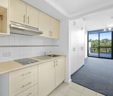 Bright & Stylish Renovated Studio Apartment With A Large Alfresco T... - Photo 6