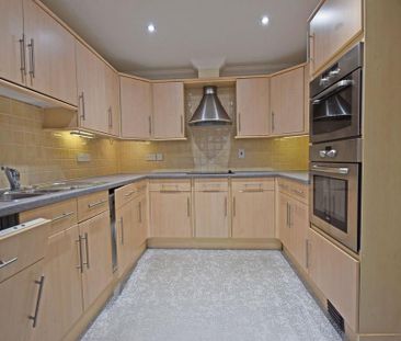4 bedroom flat to rent - Photo 1