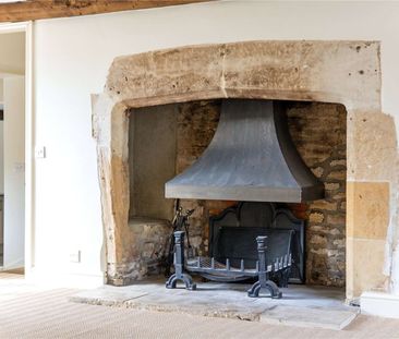 Immaculate Farmhouse in the heart of the village of Idbury. - Photo 1
