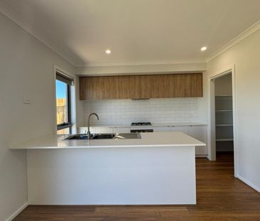 8 Buttercup Crescent, Armstrong Creek VIC 3217 - House For Rent | D... - Photo 5