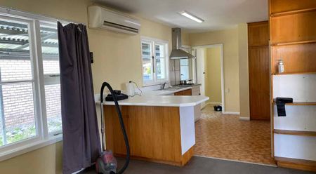 Spacious 4-Bedroom Home – Close to University, Schools & Amenities - Photo 2