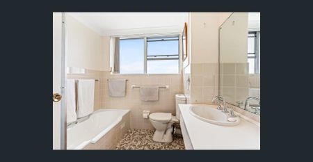 Coastal Apartment with Spectacular Panoramic Views, metres from Dee Why Beach - Photo 2