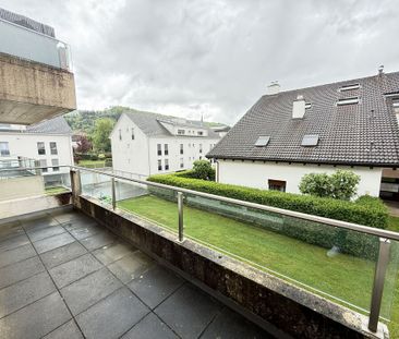 Grande pièces à vivre avec spacieux balcon - Photo 2