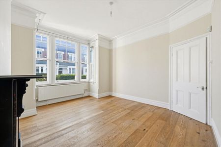 An attractive and spacious family home situated on one of Battersea’s most desirable residential streets. - Photo 5