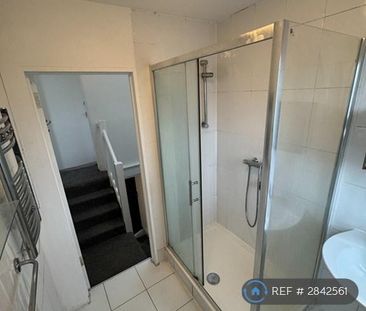 1 bedroom in a house share to rent - Photo 3