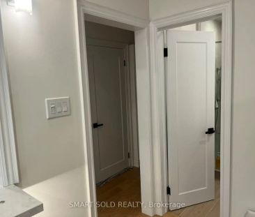 7 Sussex Avenue #main floor - Photo 4