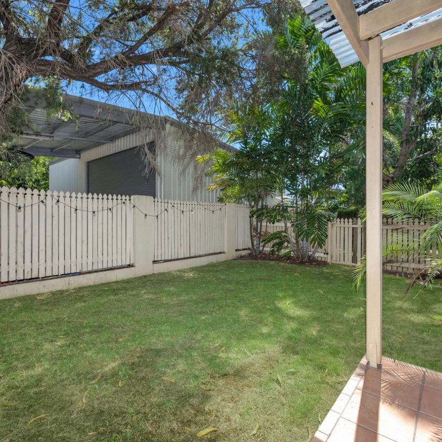 TERRIFIC TOWNHOUSE IN HYDE PARK - Photo 1