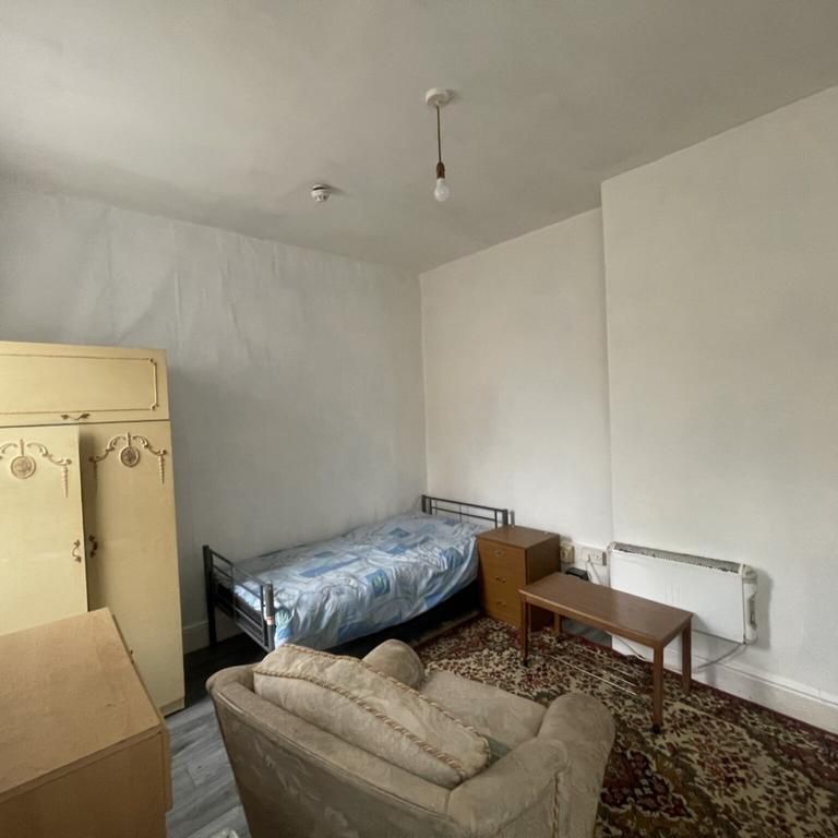 1 bedroom in a house share to rent - Photo 1