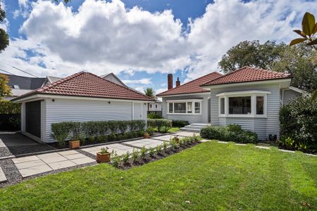Expansive Family Home with Pool - Photo 2