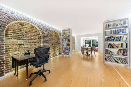 This stunning five double bedroom period house in Maida Vale with off street parking. - Photo 2