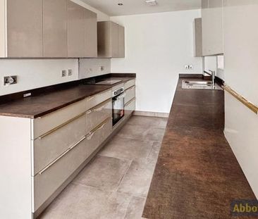 High Road, Benfleet, SS7 5RZ - Photo 2