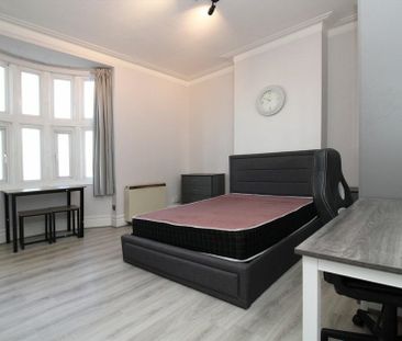 High Street - Photo 2