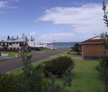 ELEVATED 3-BEDROOM HOME WITH OCEAN VIEWS & SEA BREEZES - Photo 3