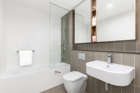 Beautiful Two-Bedroom Apartment in Sought-After Waterside Complex - Photo 4