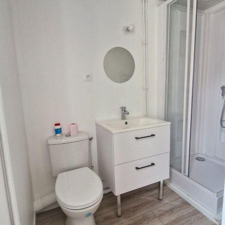 Un appartement au 1er étage en parfait état comprenant séjour, cuisine aménagée et équipée (pla... - Photo 3