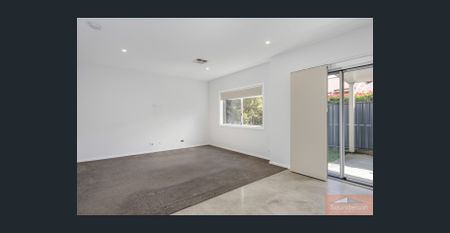 Charming 3 bedroom Townhouse in Lambton - Photo 5