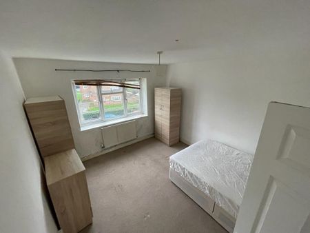 2 Bed Flat, Charlton Court, E6 - Photo 4