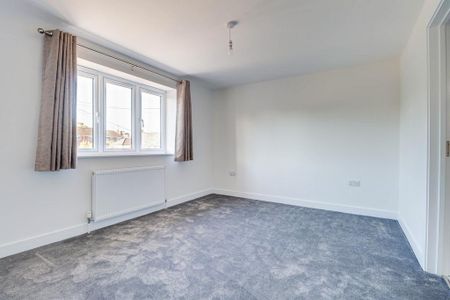 4 bedroom semi-detached house to rent - Photo 3