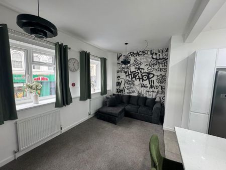 1 bedroom in a house share to rent - Photo 4