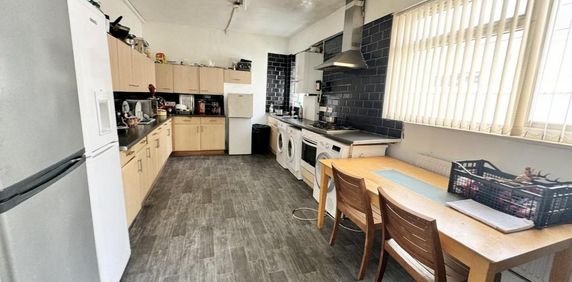 1 bedroom in a house share to rent - Photo 2