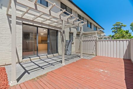 3/164 Albany Street, Point Frederick, NSW 2250 - Photo 2