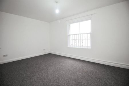 3 bedroom flat to rent - Photo 4
