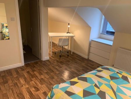 Ensuite Room 4, 26c Brookvale Ave, Belfast, BT14 6BW - Photo 3
