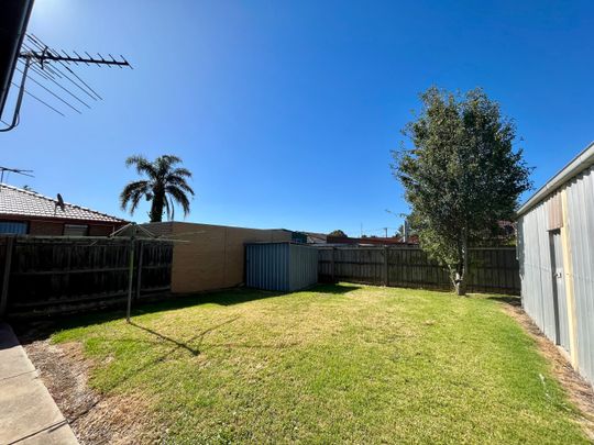 25 Tully Road, Clarinda VIC 3169 - House For Rent | Domain - Photo 1