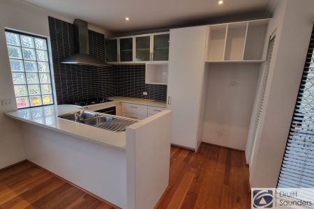 MODERN TOWNHOUSE ONLY 3KMS FROM PERTH CBD - Photo 3