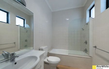 Modern split level 3 Bedroom Town house - Photo 5