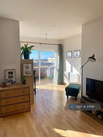 1 bedroom penthouse to rent - Photo 3