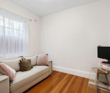 Art Deco Elegance Meets Contemporary Living - Photo 1