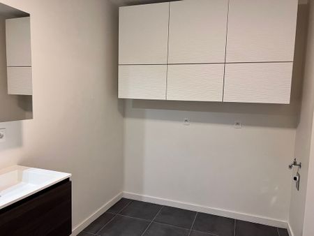 Modern appartement met 2 slaapkamers, berging en rustgevend uitzicht in Ieper - Photo 3