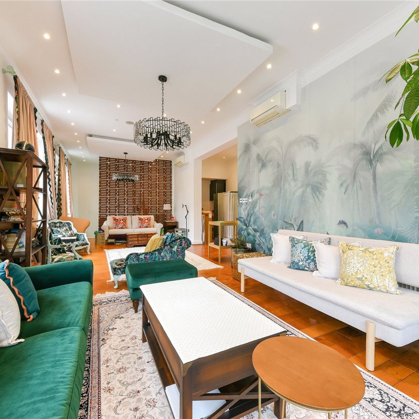 A Spacious Seven Bedroom House on Gloucester Square - Photo 1