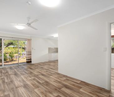 Freshly updated half-duplex with large yard. - Photo 1