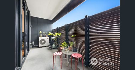 Modern 1-Bed Apartment with Study Nook & Balcony in Vibrant Northcote - Photo 5