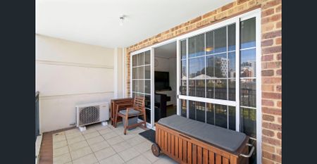 URBAN LIVING, PARKSIDE VIEWS - 3 BEDROOM APARTMENT! - Photo 2