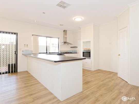 COASTAL LIVING IN WAIKIKI - SPACIOUS FAMILY HOME - Photo 1